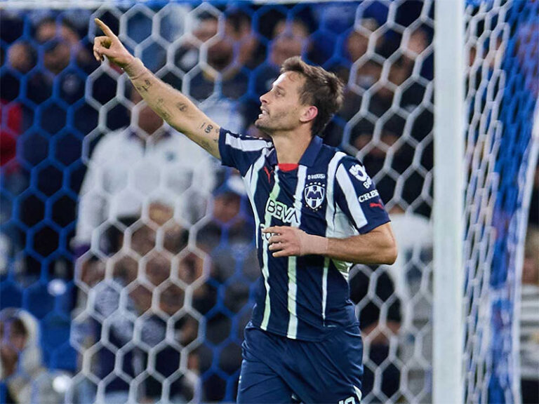 Milagroso penal pone a Rayados a la delantera