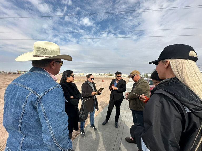Supervisan regidores construcción de calle Del Pórtico