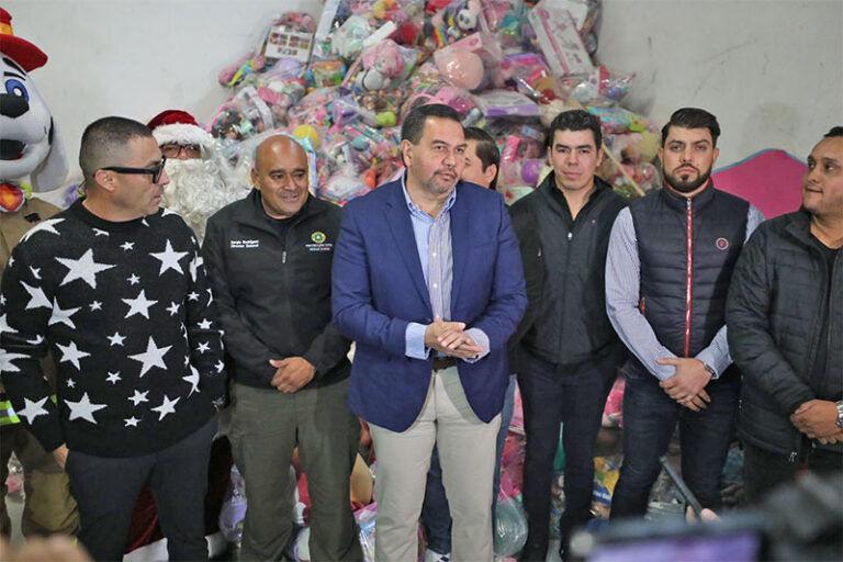 Empresarios del grupo “Panteras” donan más de 2 mil juguetes a la campaña Santa Bombero