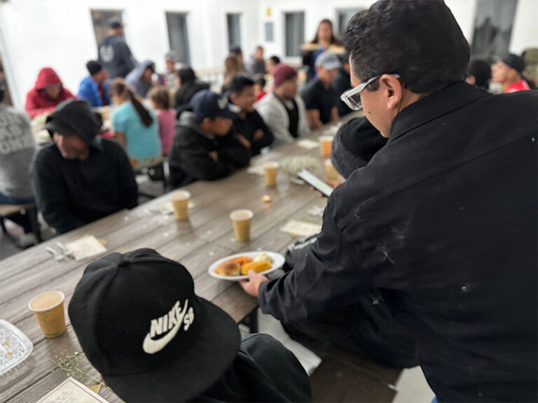 Dirección de Derechos Humanos lleva cena navideña a migrantes del albergue Felipe Ángeles