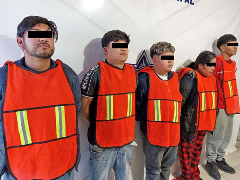Detienen a tres sujetos por robo de vehículo con violencia y tres personas más por desobediencia y resistencia