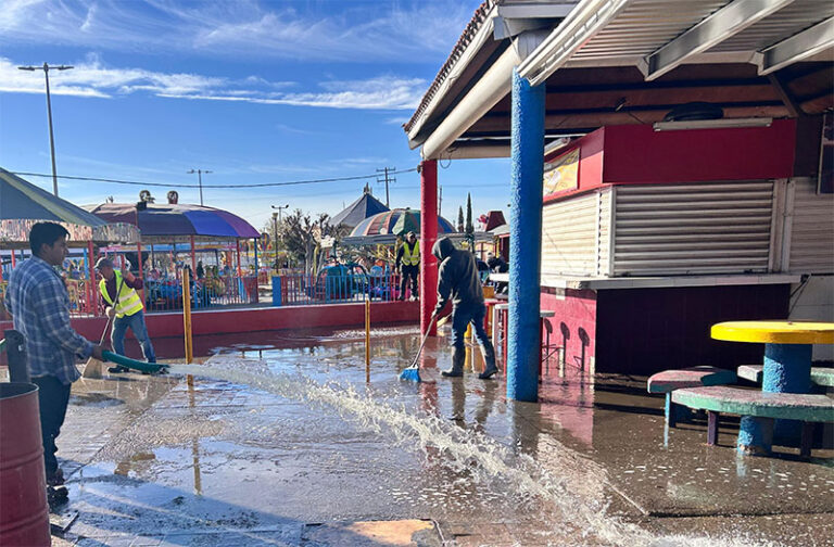 Trabajan en conjunto Servicios Públicos y comerciantes en limpieza del Parque Borunda