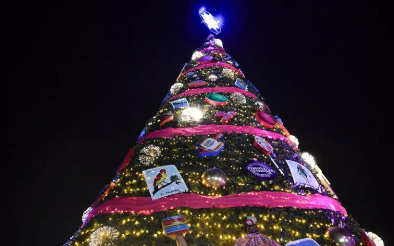 Maru Campos inicia las fiestas decembrinas en Ciudad Juárez con encendido del Árbol de Navidad
