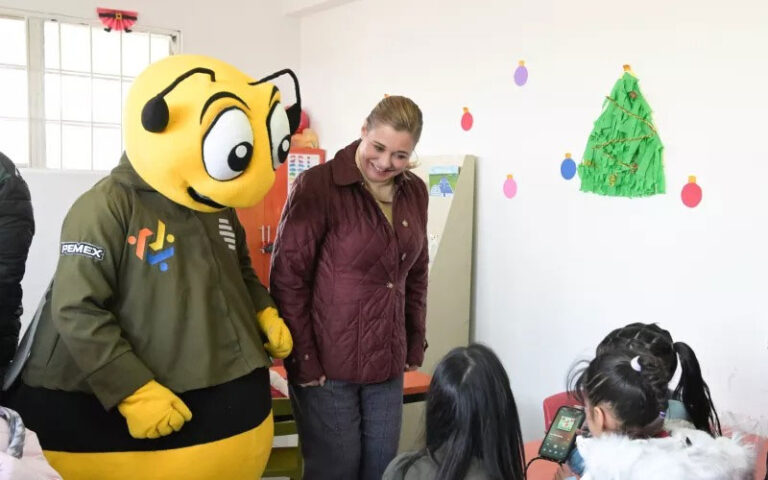 Maru Campos inicia las fiestas decembrinas en Ciudad Juárez con encendido del Árbol de Navidad