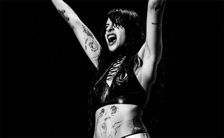 Triunfa Cazzu en su regreso a los escenarios