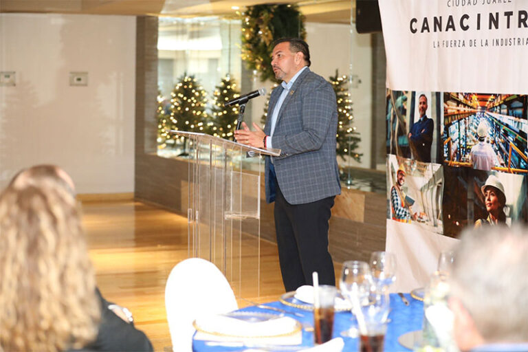 Asiste el alcalde como invitado especial a festejo de la CANACINTRA