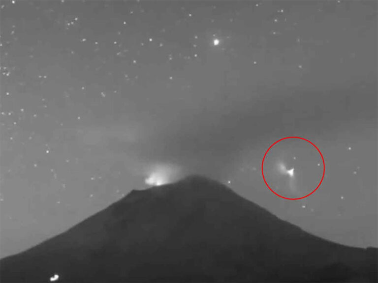 VIDEO: ¡Que alguien nos explique! Captan luz triangular en el Popocatépetl
