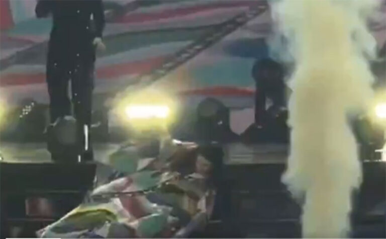 Fuerte caída en pleno show