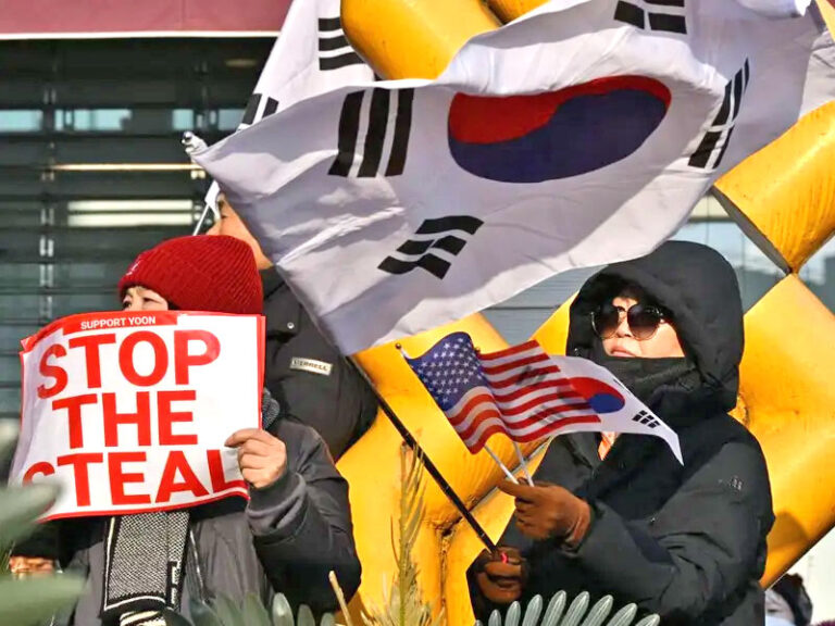 Fieles seguidores de Yoon Suk Yeol se quedan afuera de su residencia para evitar su arresto