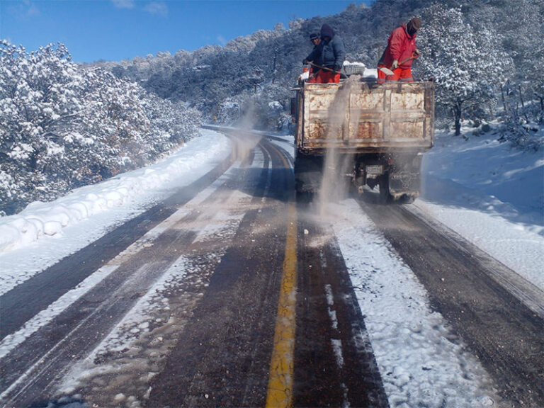 Intensifica SCOP labores de remoción de nieve y aplicación de sal en tramos carreteros