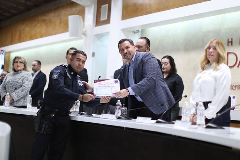 Entregan Premio Municipal al Policía del Año a seis elementos