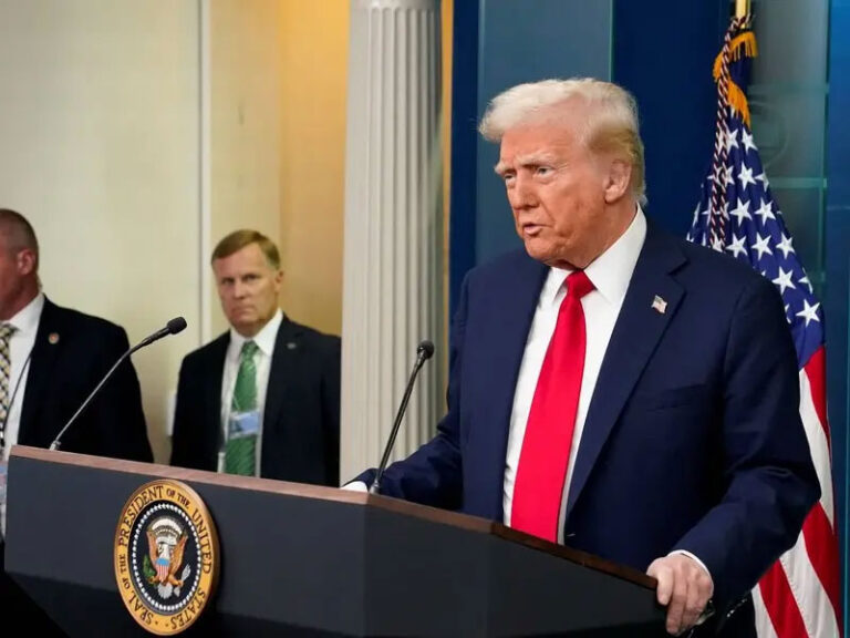 Trump lamenta accidente aéreo