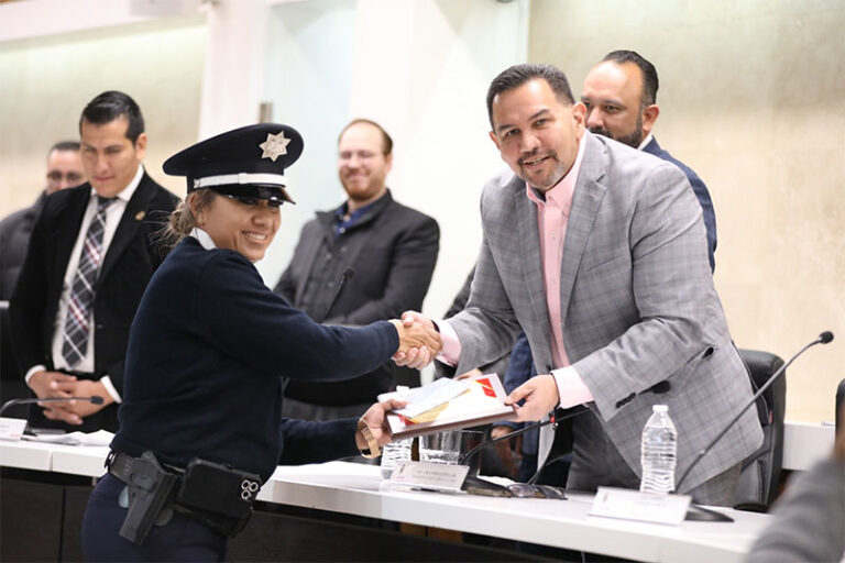 Destacan su labor y reconocen a la policía vial Fabiola Martínez