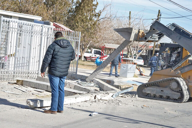 Atienden dependencias municipales demolición de fachada que obstruía la vía pública