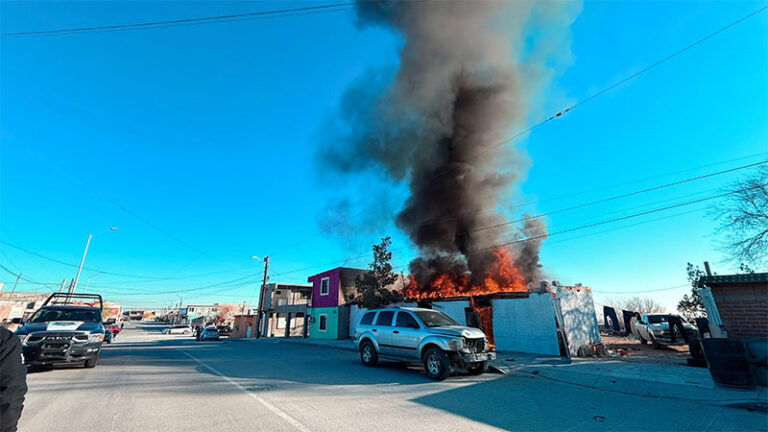 Familia es puesta a salvo por Policías Municipales tras incendio en su vivienda