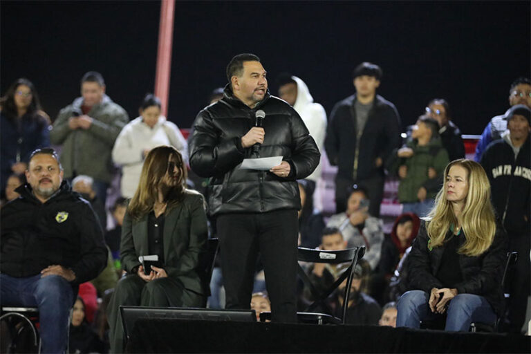 Inaugura Presidente Municipal Pérez Cuéllar Estadio Municipal 8 de Diciembre