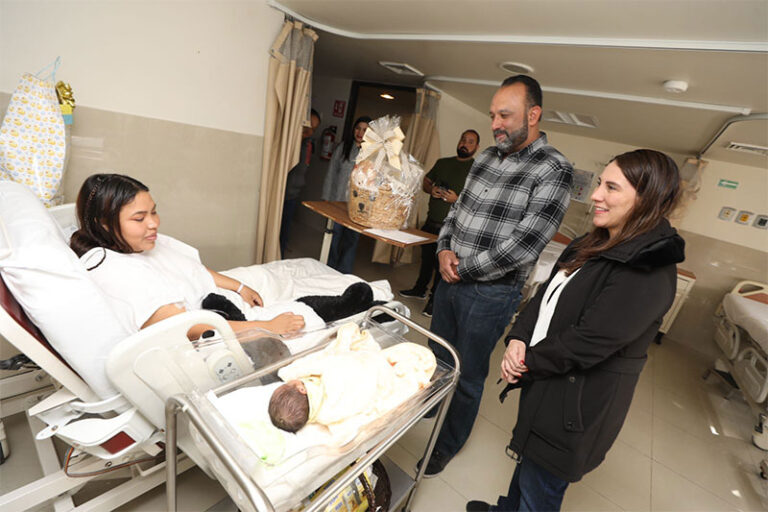 Secretario del Ayuntamiento da la bienvenida a Josué, primer ciudadano juarense del 2025