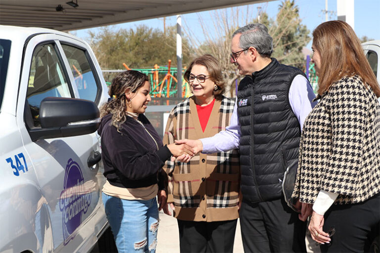 Entrega DIF Estatal vehículos a los Cerenam de tres municipios serranos