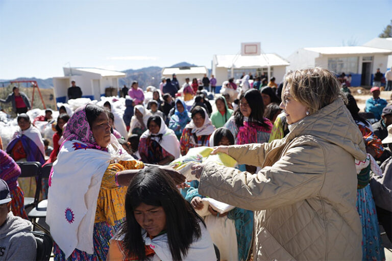Entregan apoyos alimentarios y chamarras a más de 700 familias de la comunidad de El Cuervo