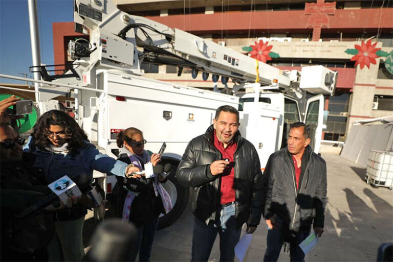 Entrega Alcalde grúa hidráulica a Servicios Públicos