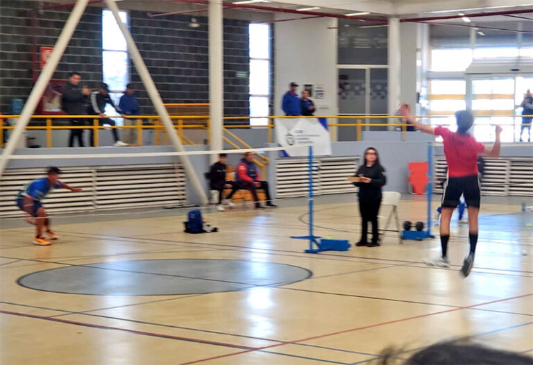Atletas juarenses de bádminton ganan medallas en torneo estatal
