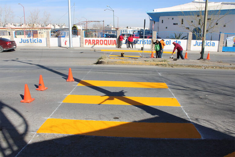 Da mantenimiento Control de Tráfico a pasos peatonales de la Secundaria Técnica 80