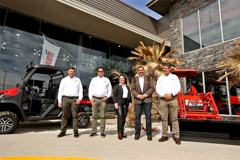 Participa Alcalde en aniversario de empresa de tractores en Cuauhtémoc