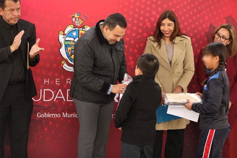 Entrega Presidente rehabilitación de aulas y domo en la Escuela Primaria Arturo Gámiza