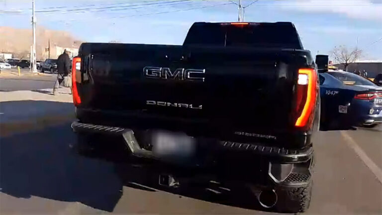 Guiador reincidente ingresa a la fila del puente con ayuda de escoltas; paga más de 7 mil pesos de multa