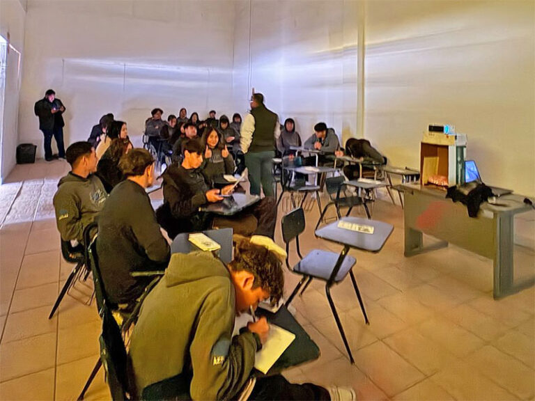 Imparten charlas sobre salud mental a jóvenes de preparatoria