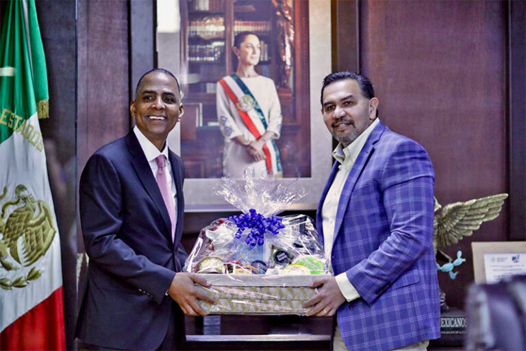 Fortalecen la relación binacional el alcalde Pérez Cuéllar y su homólogo paseño Renard Johnson