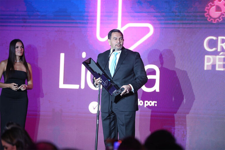 Reconocen a Presidente Cruz Pérez Cuéllar con Premio Lidera 2025