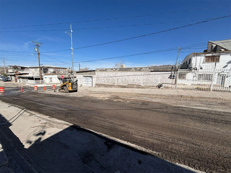 Trabaja Obras Públicas en la repavimentación de la calle Azucenas