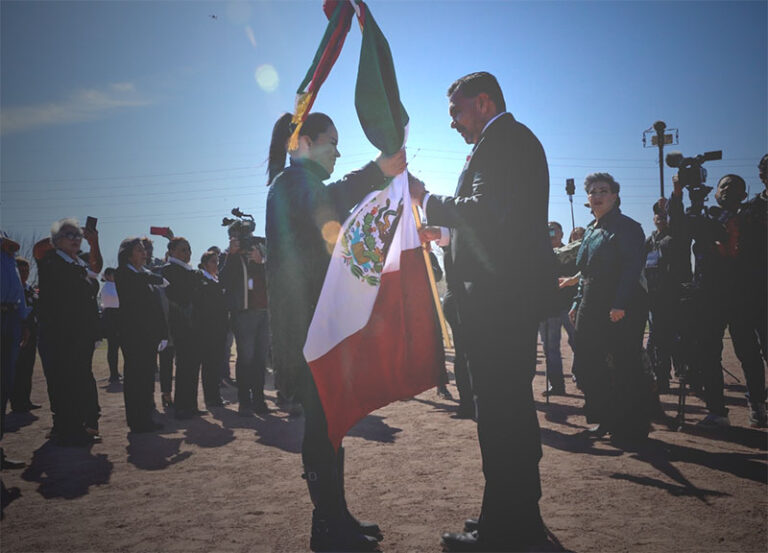 Incineran y abanderan a instituciones en ceremonia de izamiento por el “Día de la Bandera