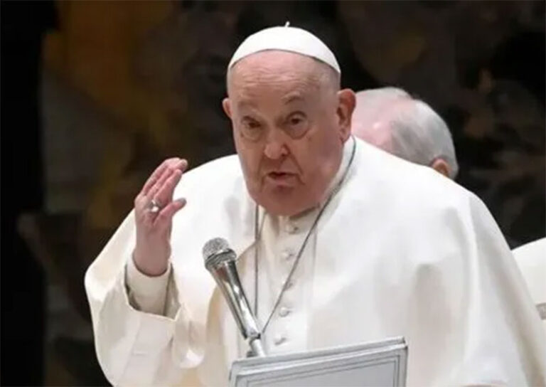 Hospitalizan al Papa Francisco