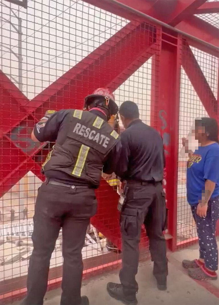 Rescatan policías municipales a una mujer que intentaba lanzarse de un puente