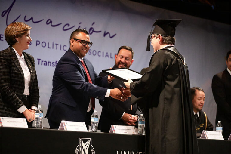 Asiste director de Educación a graduación de la UACH