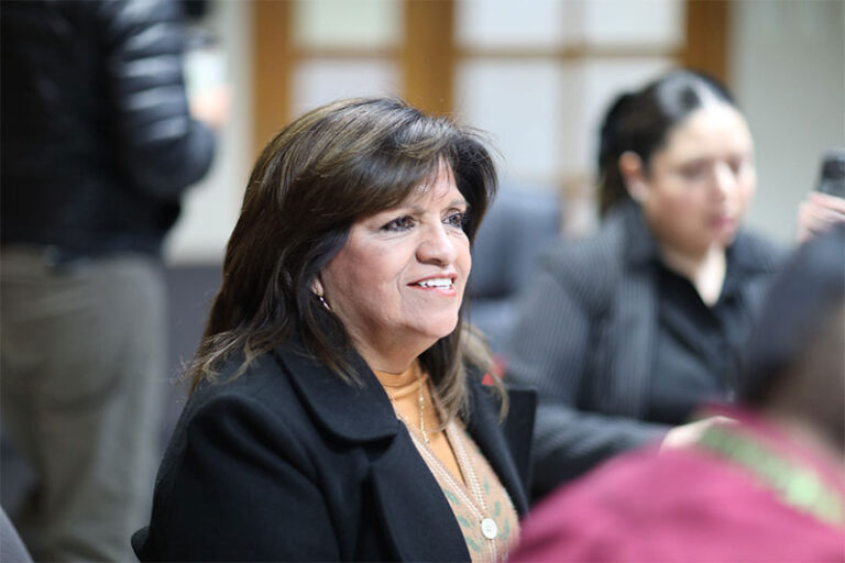 Preparan feria para las personas adultas