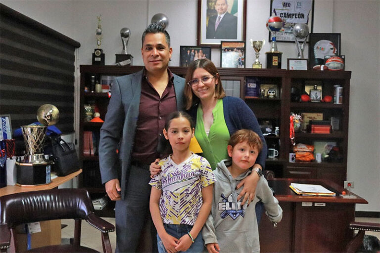 Niña beisbolista visita al director del IMDEJ