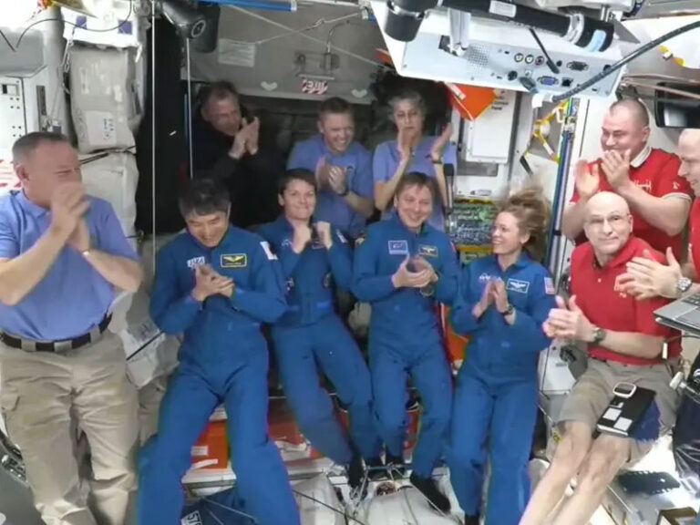 Regresan a la Tierra astronautas varados en el espacio