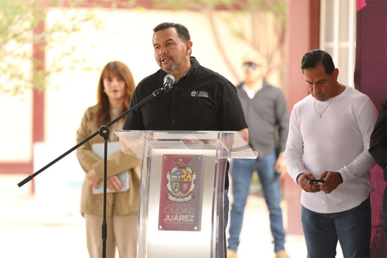 Entrega Presidente Pérez Cuéllar rehabilitación de la Escuela Primaria Escritores de Chihuahua