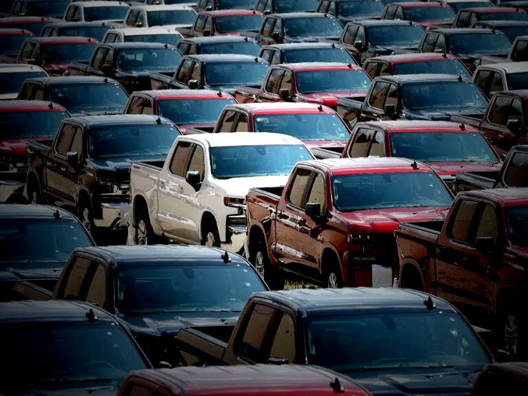 Trump aplaza por un mes aranceles a México