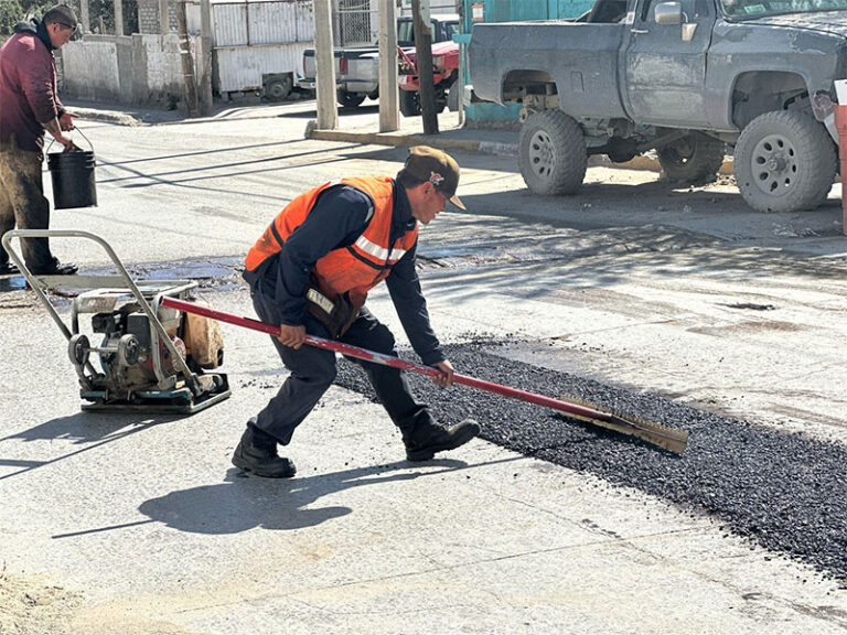 Atiende Obras Públicas con bacheo en diversos sectores de la ciudad