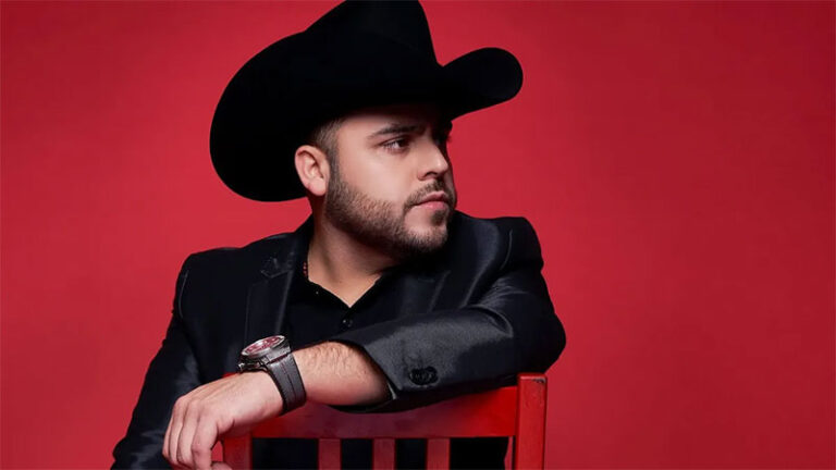 Gerardo Ortiz fuera de la Feria de Puebla