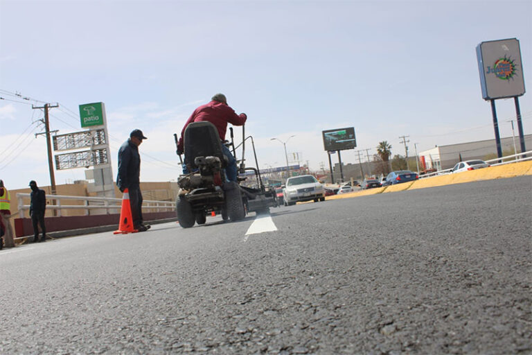 Control de Tráfico pinta división de carriles sobre avenida Tecnológico