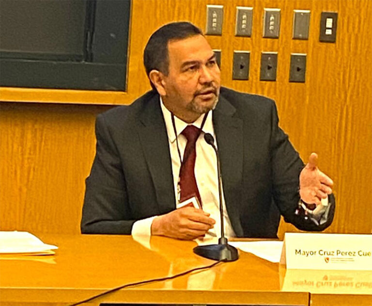 Participa Alcalde en simposio en la Universidad de Harvard