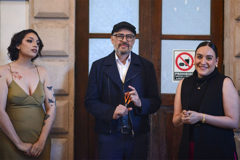 Cautiva al público la exposición “Anomalía Azul: El duelo del apego”