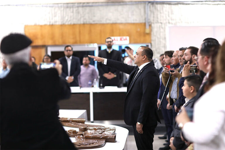 Toman protesta a nuevo regidor y se modifican comisiones edilicias