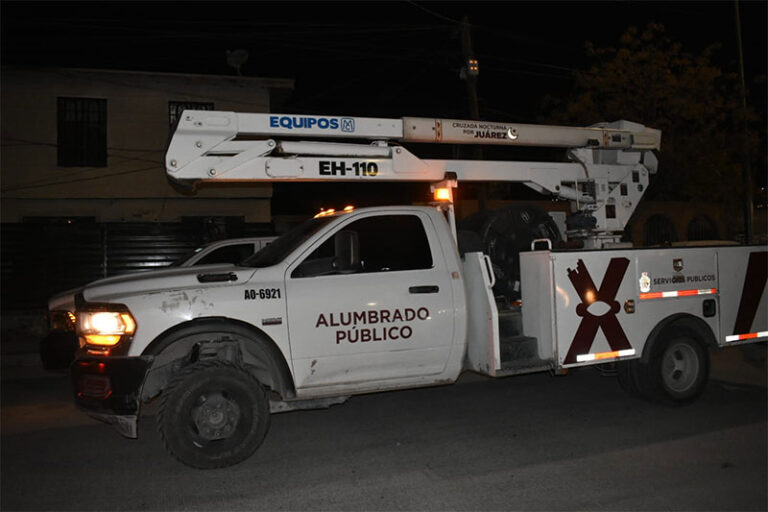 Realiza Servicios Públicos Cruzada Nocturna en la calle Arroyo del Mimbre
