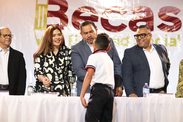 Encabeza Alcalde entrega de Becas de Equidad Social